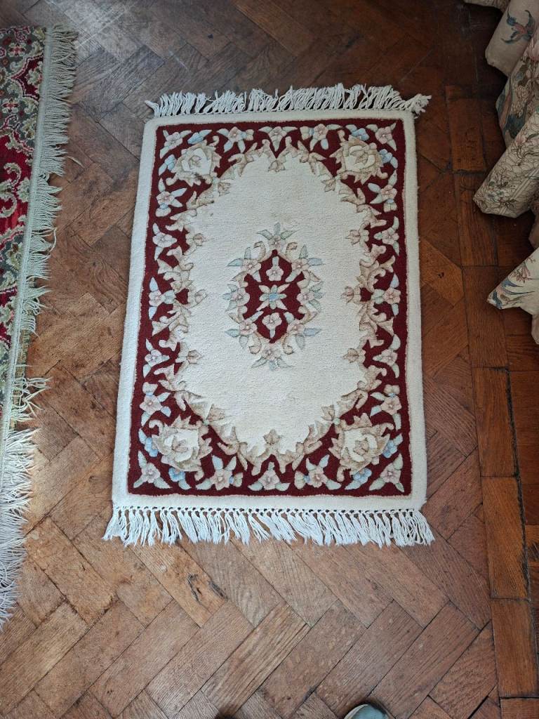 Small 100% Wool, Ivory & Claret Patterned Rug, handcrafted in India – Good Condition