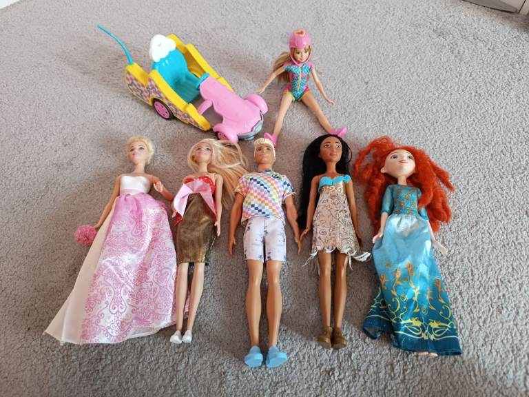 BARBIE dolls bundle (with accesories)
