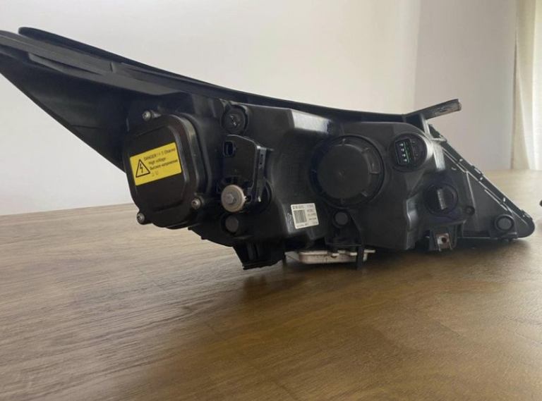 Kia Sportage passenger head lamp xenon