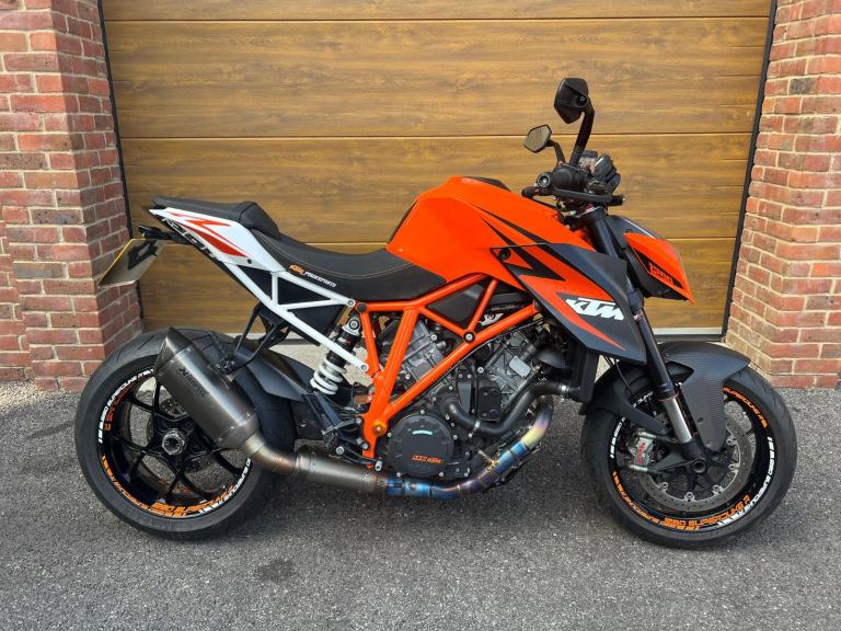 2015/15 KTM 1290 Superduke R with 9,500m in Orange