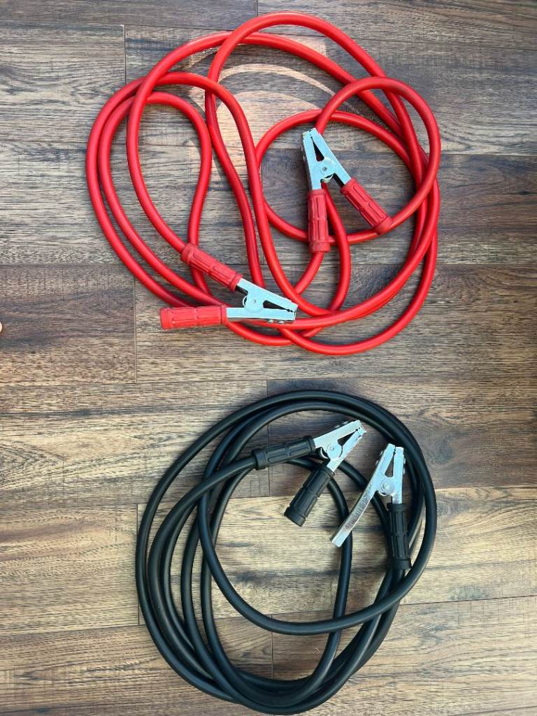 Heavy duty jump leads red and black cables with alligator clamps.