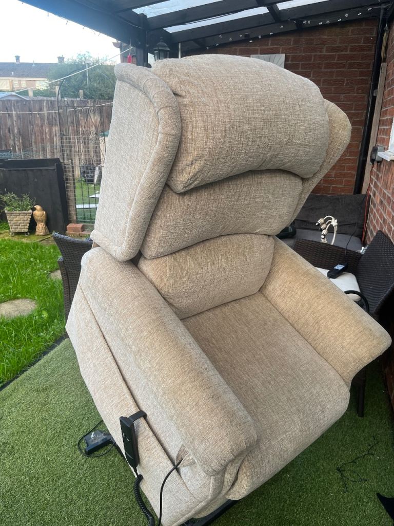 Rise and recline motorised chair 