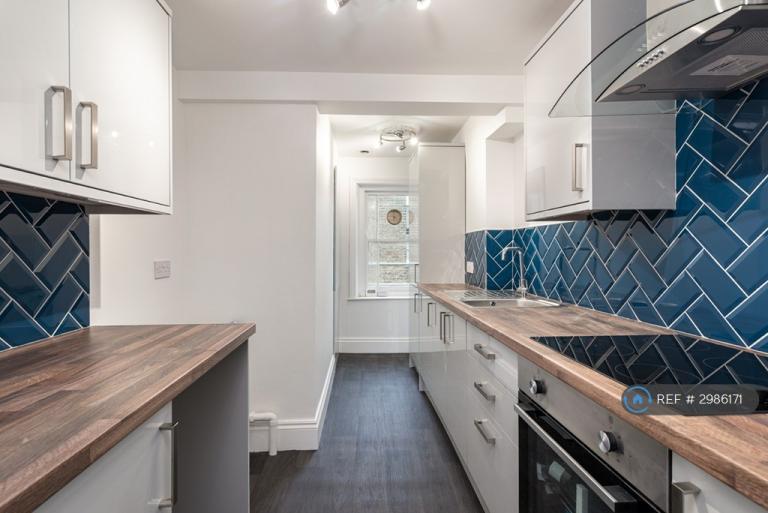 2 bedroom flat in Sandringham Court, Broadstairs, CT10 (2 bed) (#2986171)