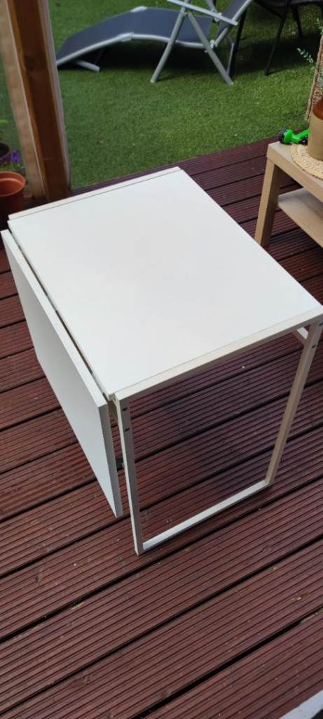 Folding table 