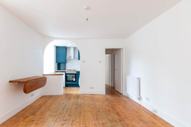 Desirable, 1 bedroom, main door property with workshop, in Old Town – available September