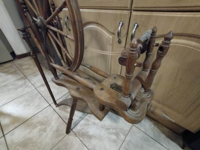 Treadle spinning wheel. 