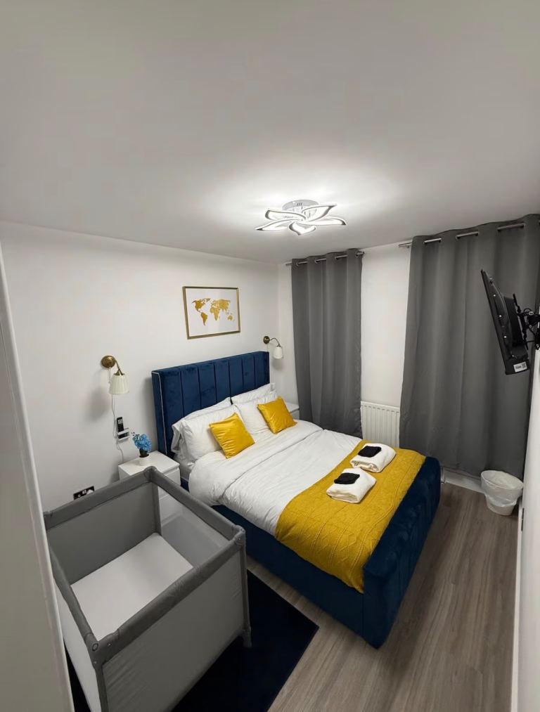 Cosy 4BR, 2BR Home near Tower Bridge with Parking & Garden