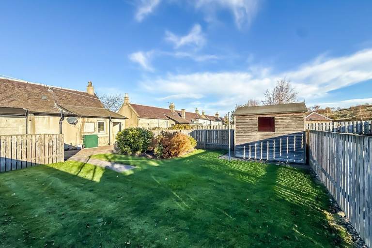 Delightful, 2 bedroom, main door cottage in Carberry, East Lothian – available NOW