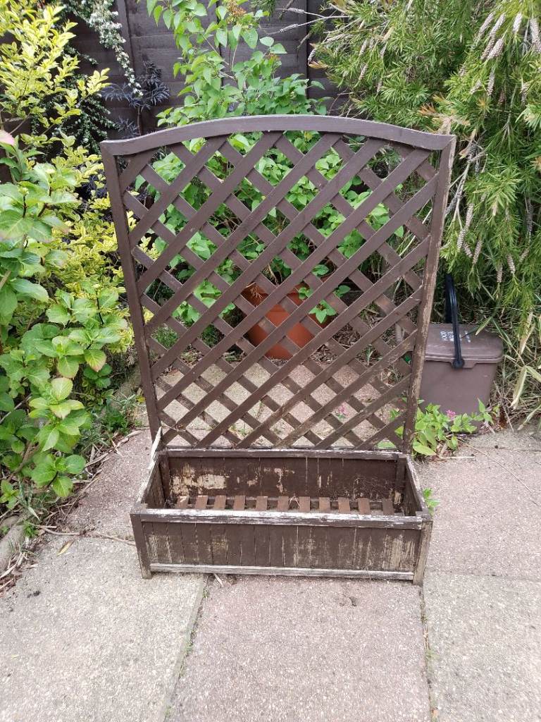 Wooden Planter withTrellis
