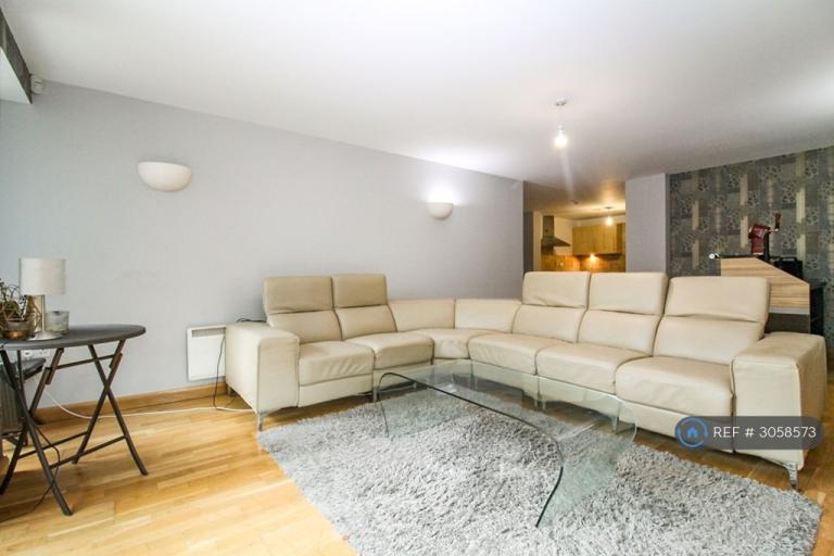 2 bedroom flat in Stone Gate House, Bradford, BD1 (2 bed) (#3058573)