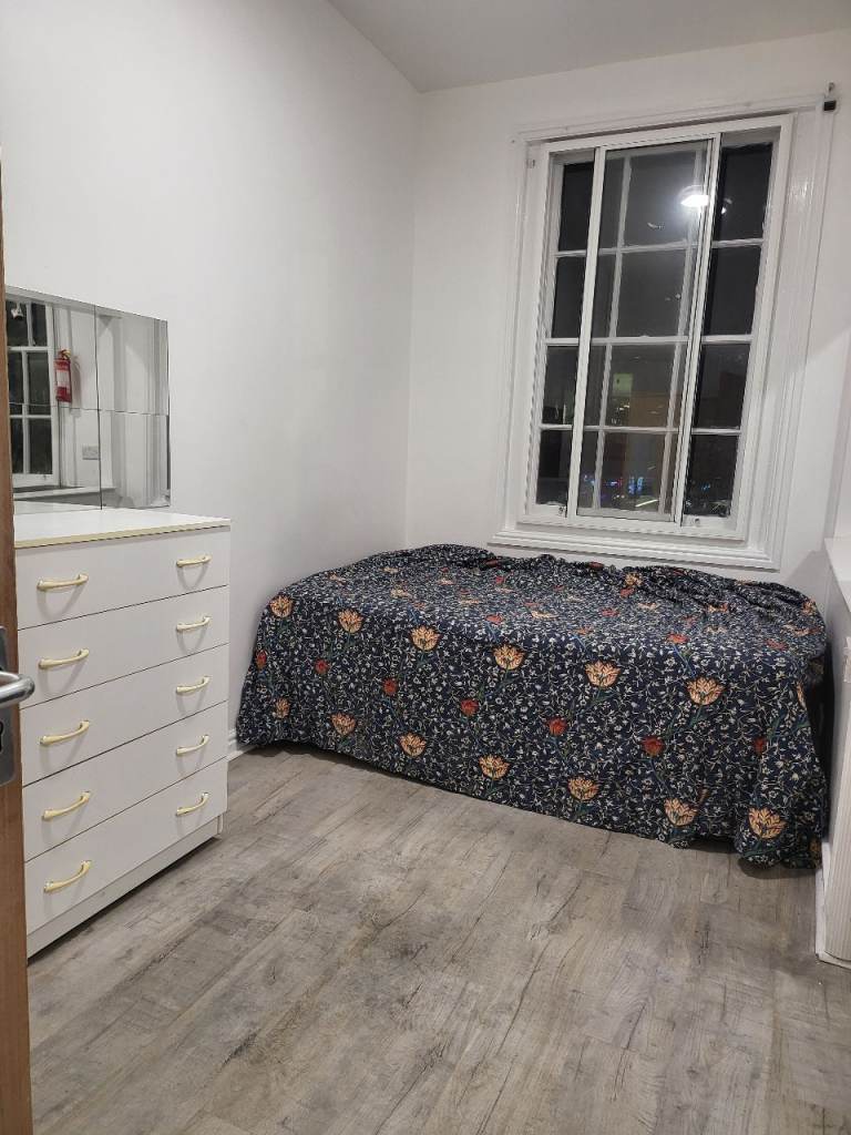 Studio flat to let in wolverhampton city centre opposite university 