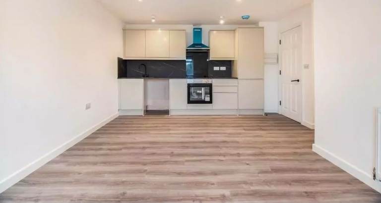 Stylish 1-Bed Apartment on Cobham Road, Fetcham – Open-Plan Living & Allocated Parking (£1,475 pcm)