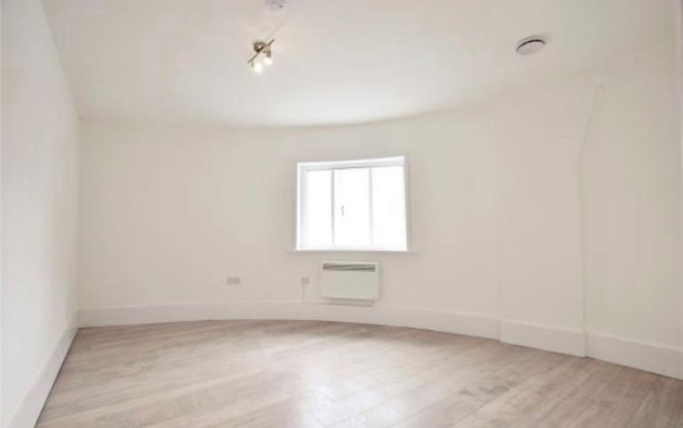 1 bedroom flat (near Oracle)