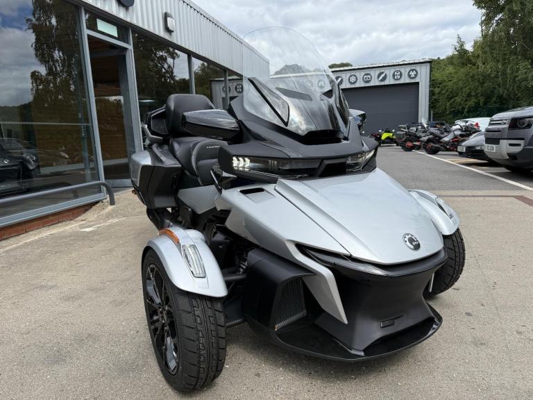 2025 Can-Am Spyder RT Limited 1330cc 6 speed semiauto trike Hyper Silver