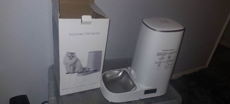 Smart dry cat feeder