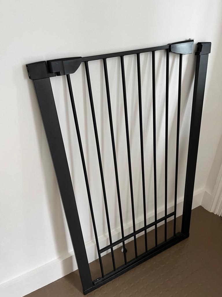 Extra Tall Dog Pet Gate, Auto Close for Stairs 74-82cm Wide