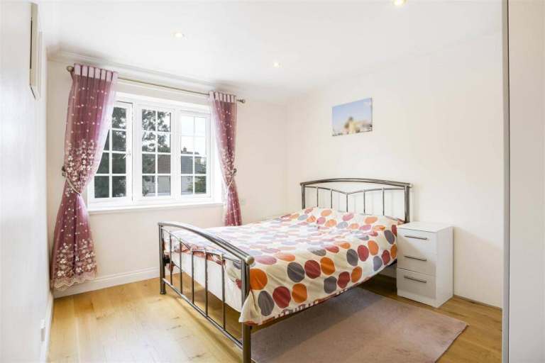 🌻Modern Living Made Easy: Double Room in Stratford⭐Couples are Welcome!