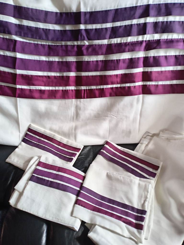 2 double duvet sets white with purple ribbon effect design