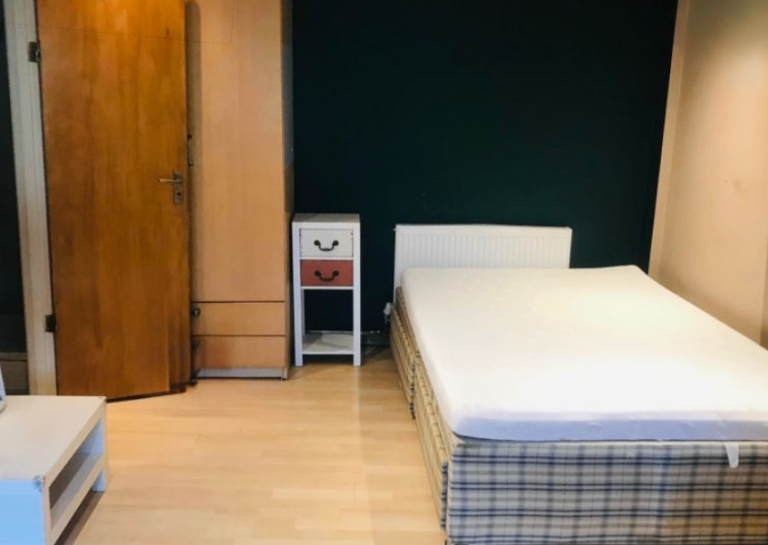 Modern Studio Flat | Furnished | Parking | Lower Hampton Road Sunbury Thames, Surrey - TW16