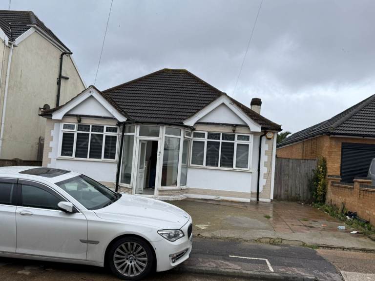 2-3 BED PROPERTY IN RM13- £2400