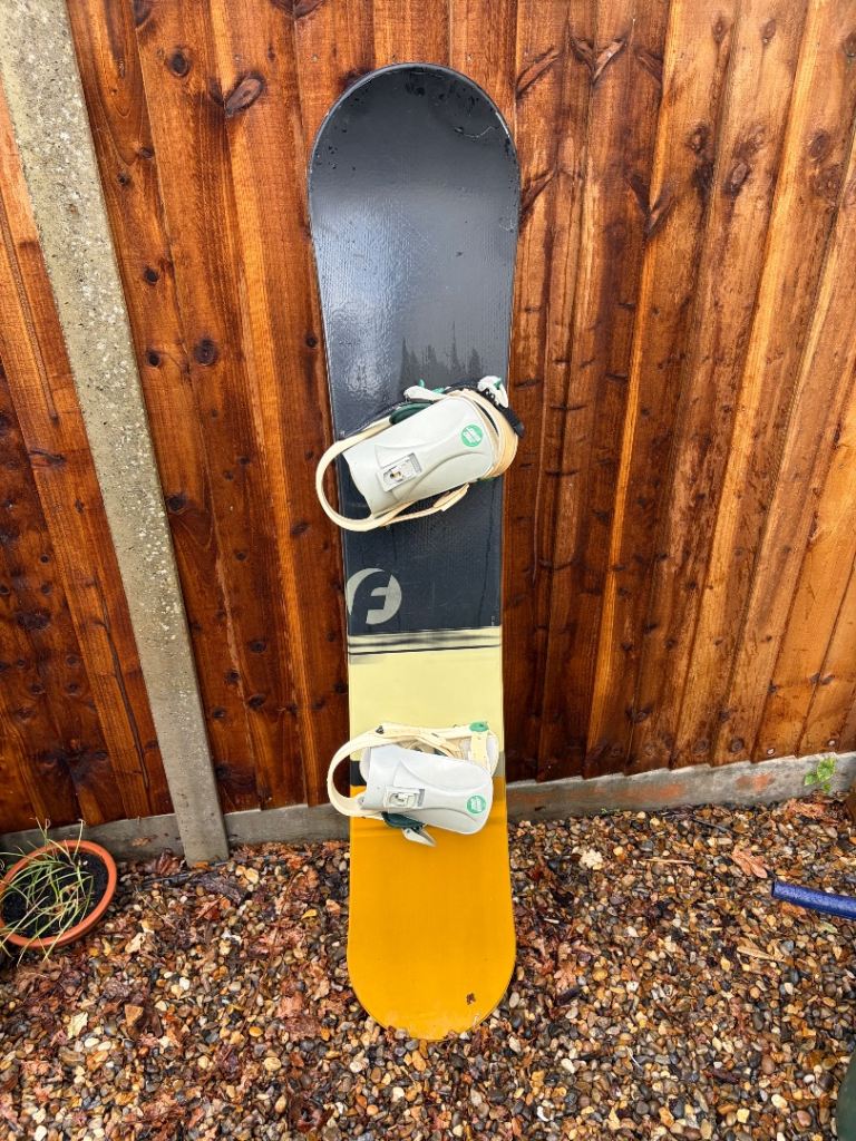 Snowboard with Bindings – Good Condition, Multicoloured
