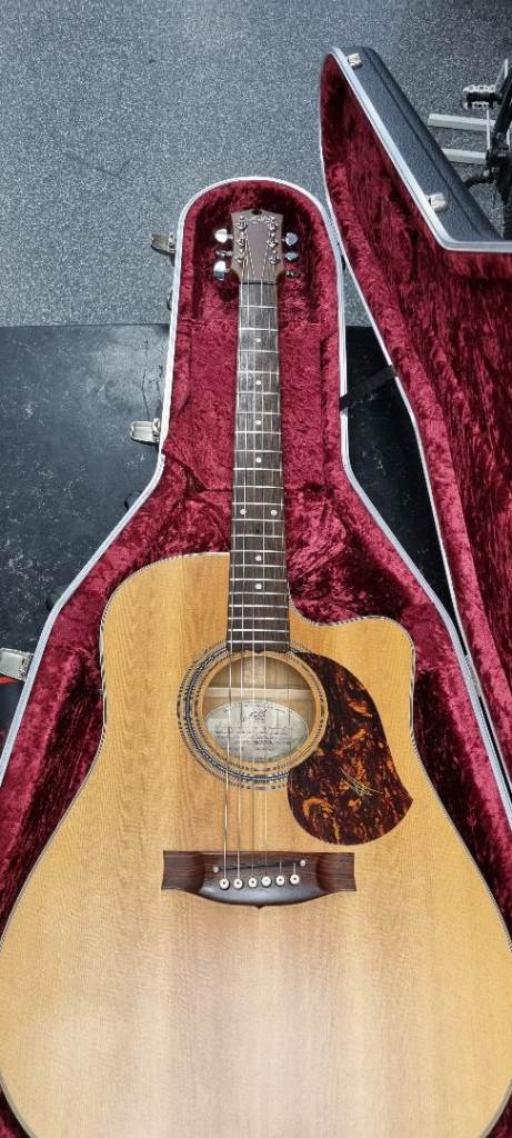 MATAN SEMI ACUSTIC GUITAR 