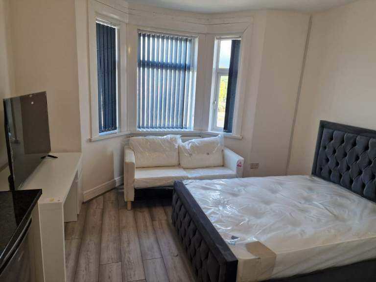 Spacious & Cosy Ensuite Room for Rent in UB4 8HP