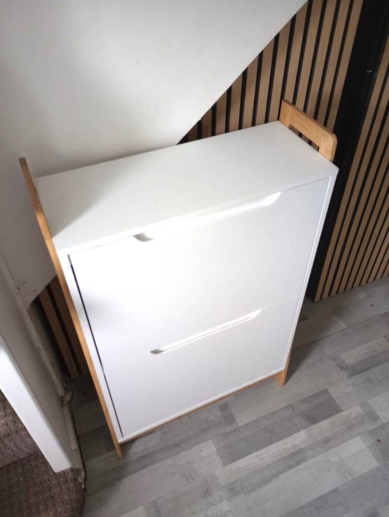 Handleless white shoe rack 
