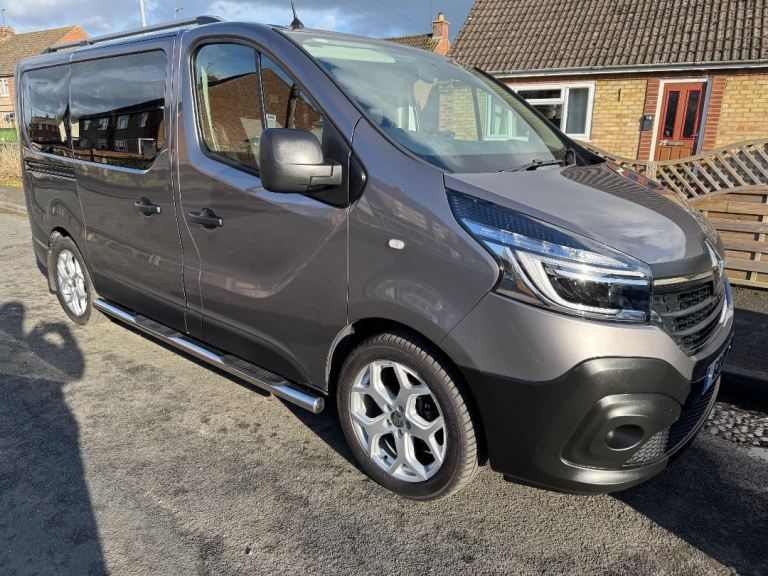 Renault Trafic 2.0dci 9-seater MPV 