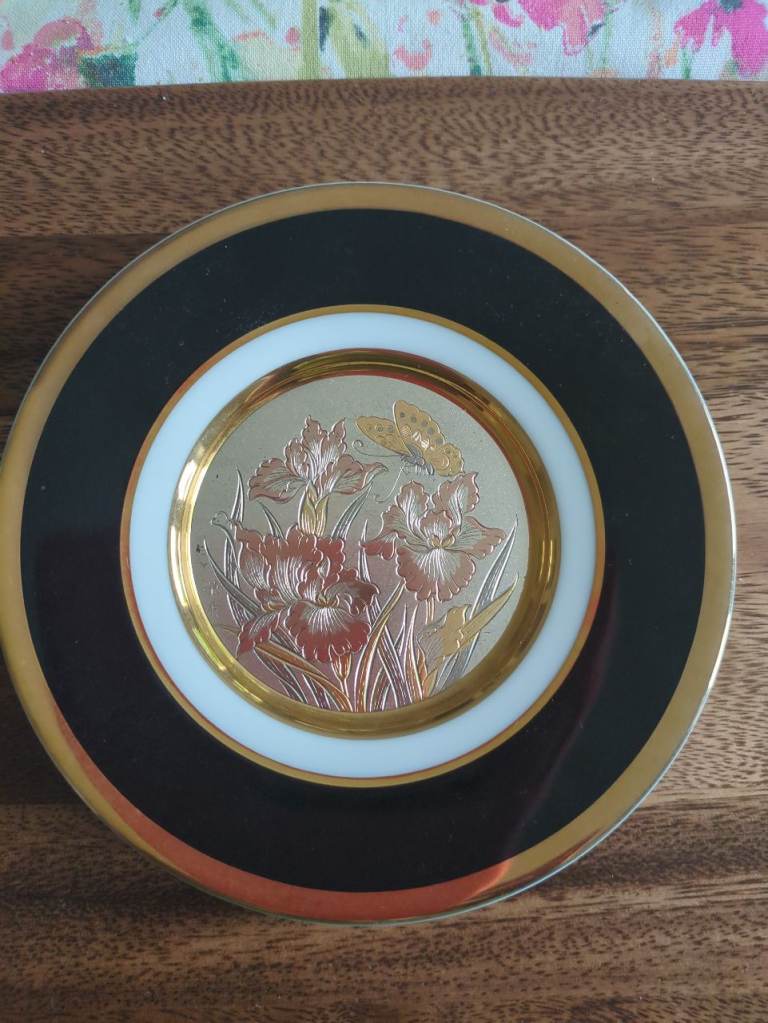 Decorative Plate with Gold Iris Design – Black & Gold