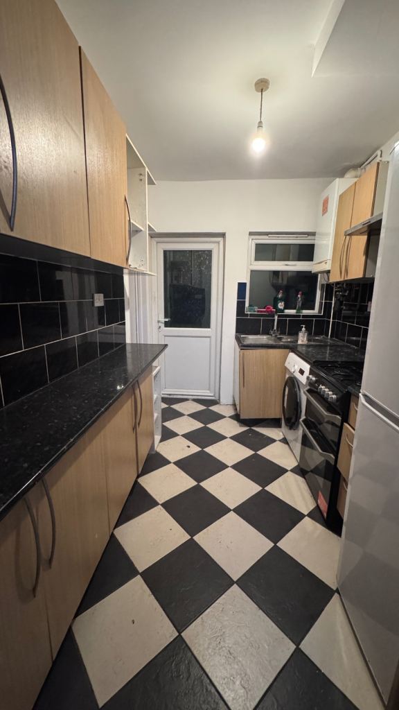 4 bedroom house to rent in Feltham 