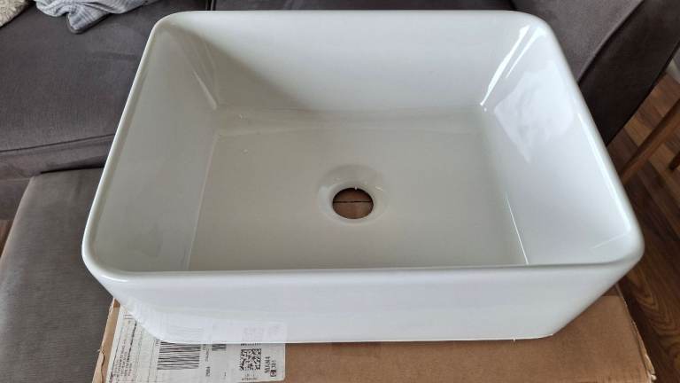 New White Bathroom Countertop Ceramic Basin Sink
