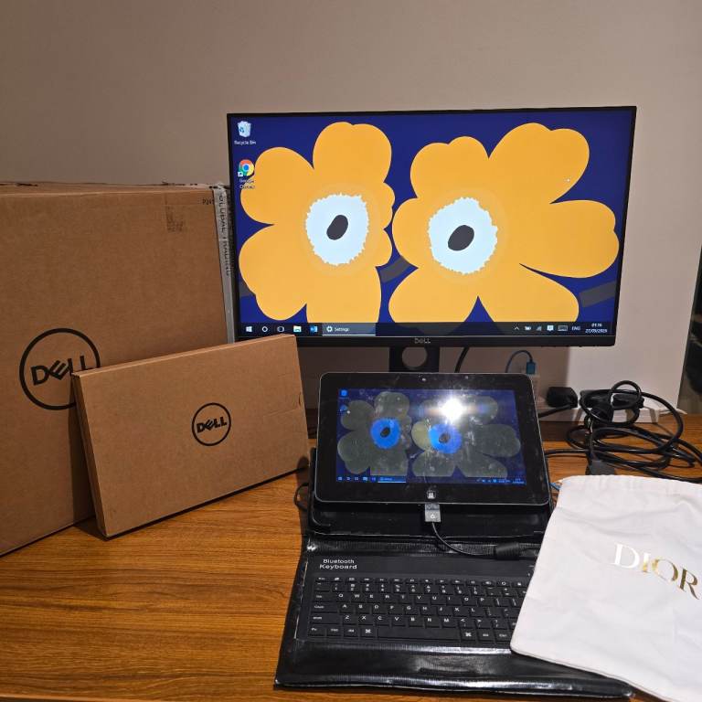 DELL monitor tablet laptop Bluetooth keyboard Dior sleeve bag