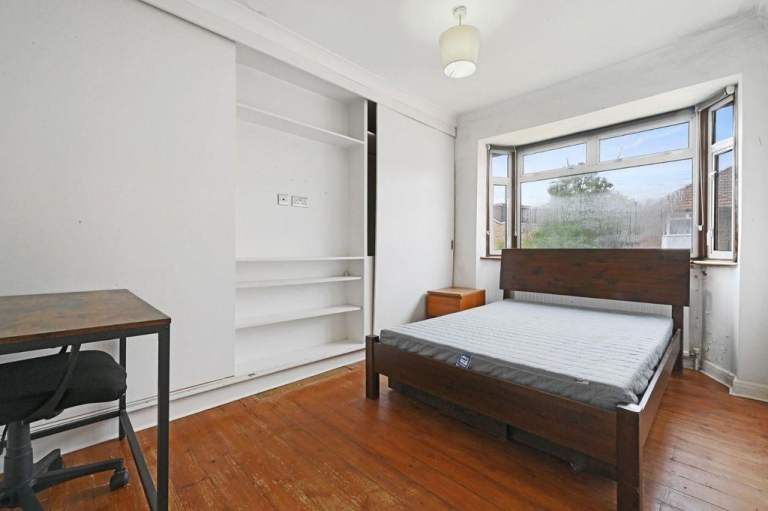 Lovely Double Room to rent in East Acton. DSS or working professional. £1050 pm incl bills & Wifi