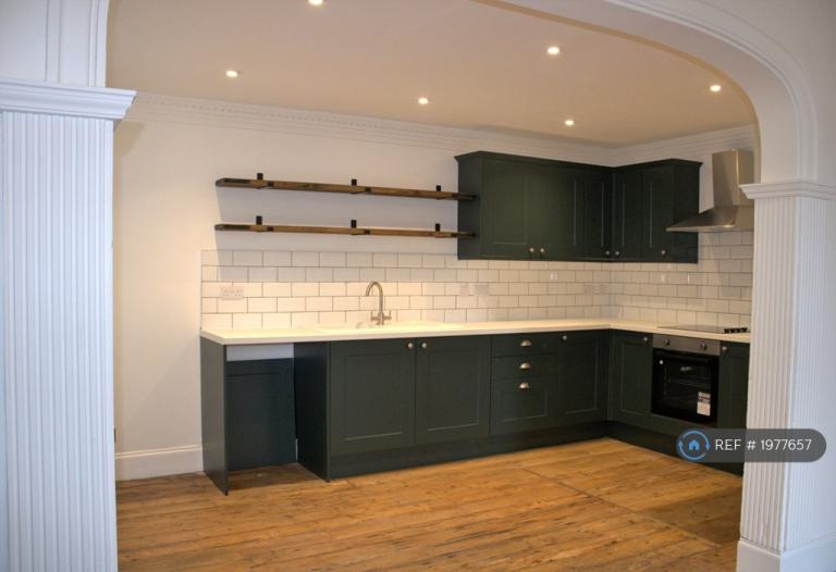 3 bedroom flat in Forest Road West, Nottingham, NG7 (3 bed) (#1977657)