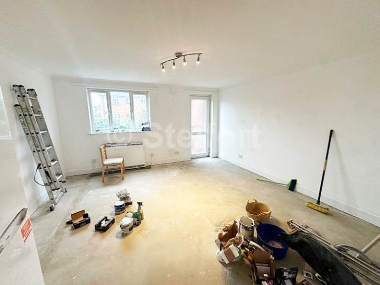 3 bedroom flat in Barking Road, London, E6