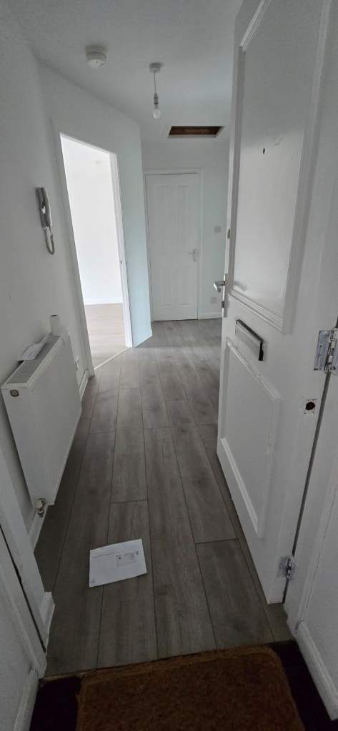 A beautifully presented and recently refurbished two-bedroom top floor flat 