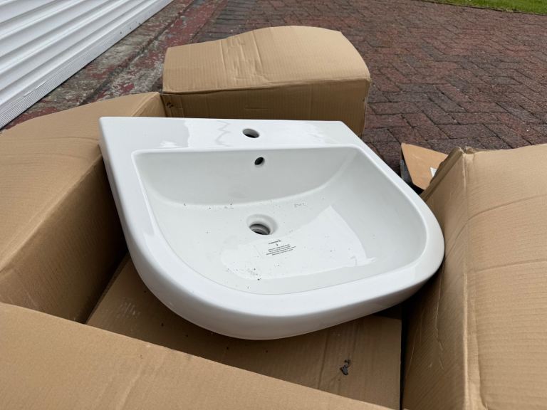 Euro Mono Basin White with chrome towel rail