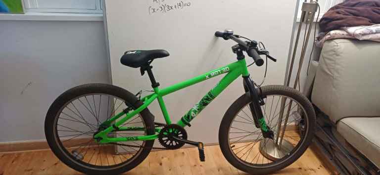 BMX-style dirt jump / street bike or a youth dirt jumper.