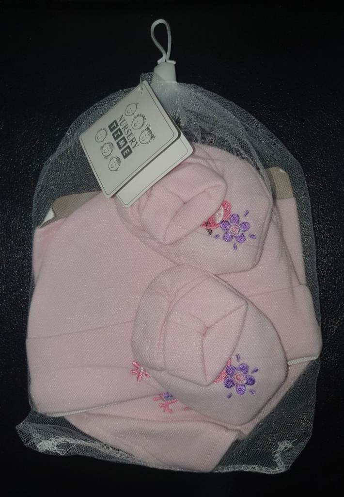 NURSERY TIME Baby Girls Pink Flower Hat Bib Booties Set 0-3 months BNWT In Bag