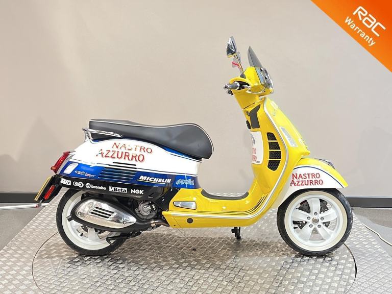 VESPA GTS 300 SUPER ABS - 2022 - 2 miles