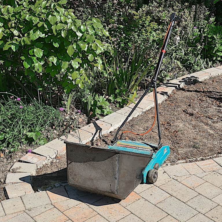 Lawn scarifier
