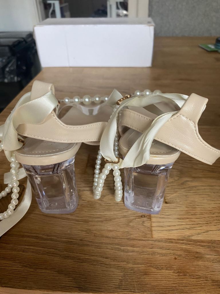 Glass type heeled sandals 