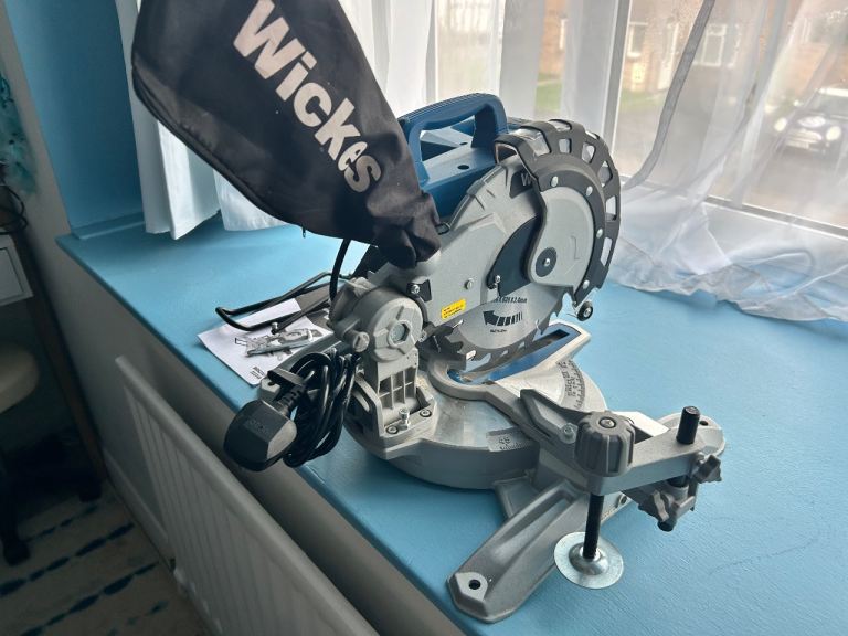 Compound mitre saw 210mm