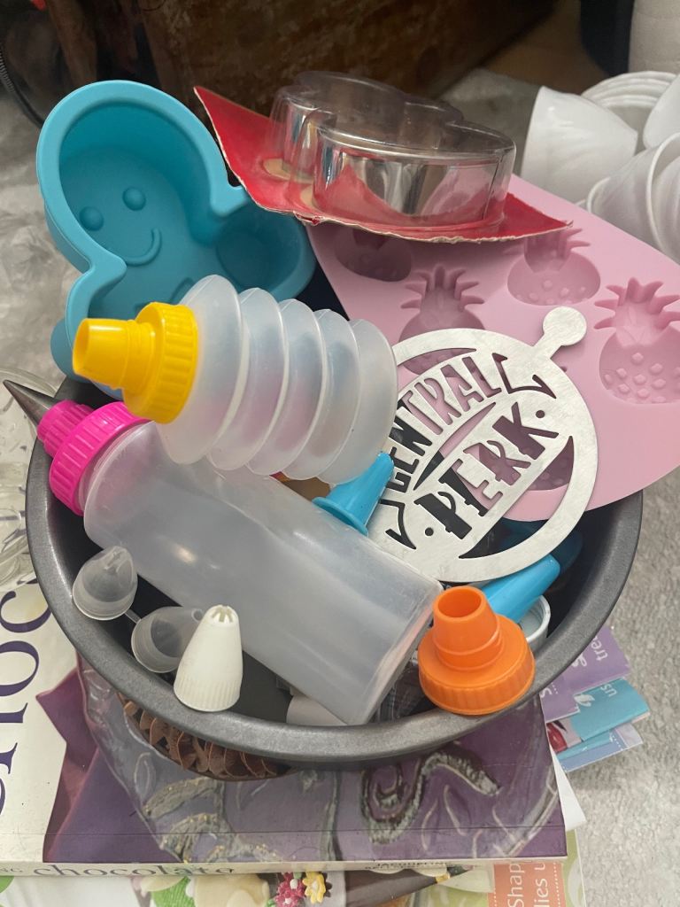 Large bundle of cake making / decorating items 