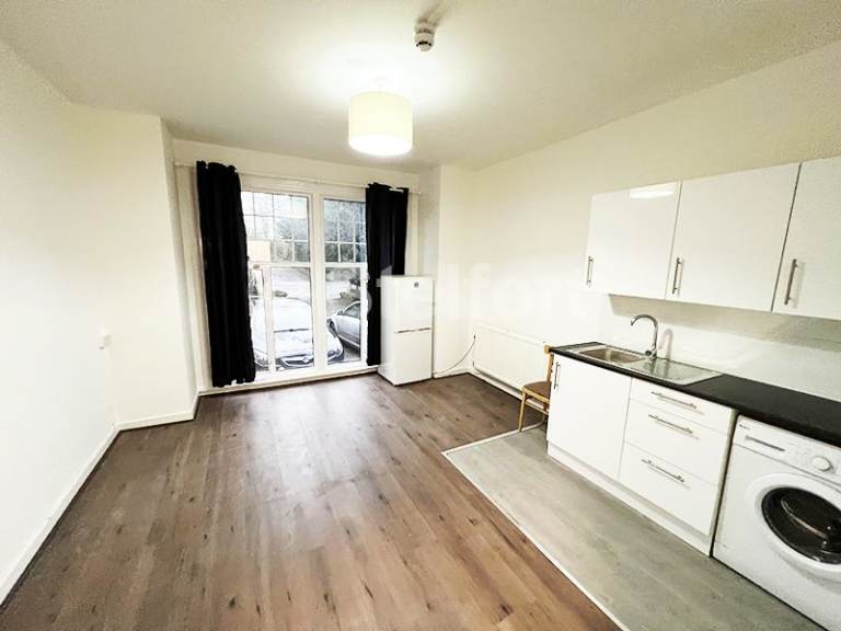 Studio flat in Colney Hatch Lane, London, N10