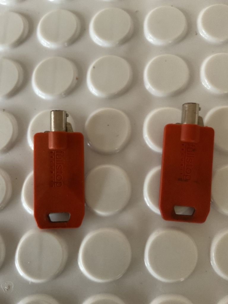 Saracen Gullwing hitch lock