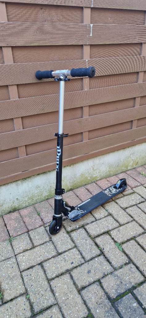 JD BUG INLINE FOLDING SCOOTER. VERY GOOD CONDITION.