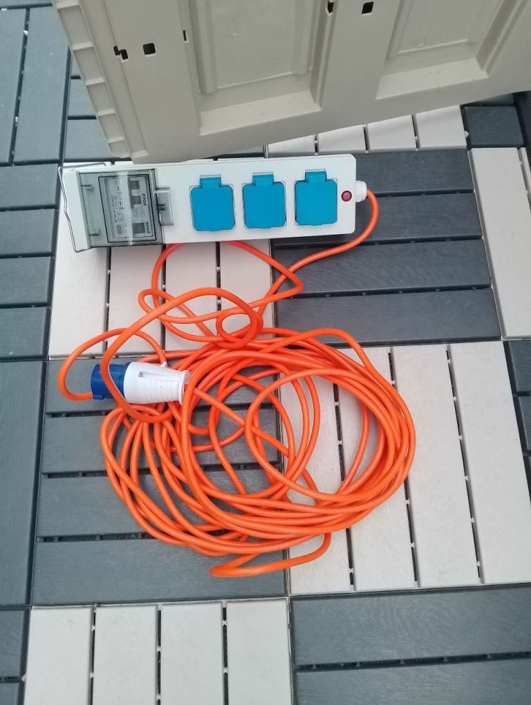 Eurohike electric hookup cable with 3 sockets 