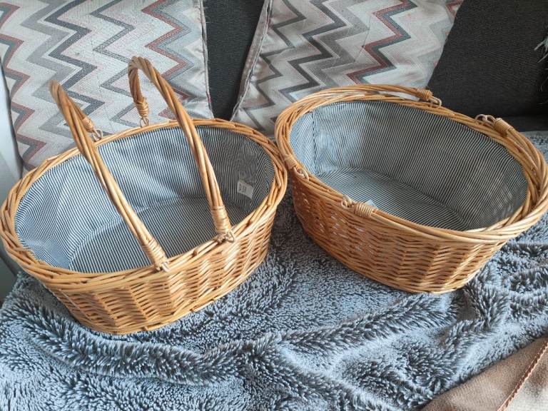 X2 wicker baskets handles pic nic decorations 